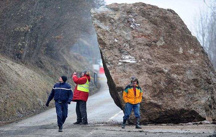 50-тонний валун перегородив дорогу в горах Франції (5 фото)