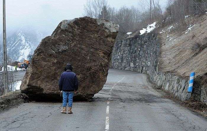 50-тонний валун перегородив дорогу в горах Франції (5 фото)
