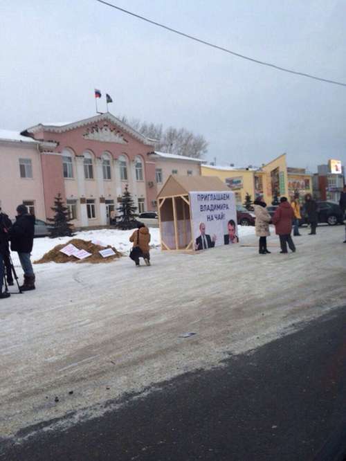 Жителі Арамили висловили протест купою гною перед будівлею мерії (6 фото)