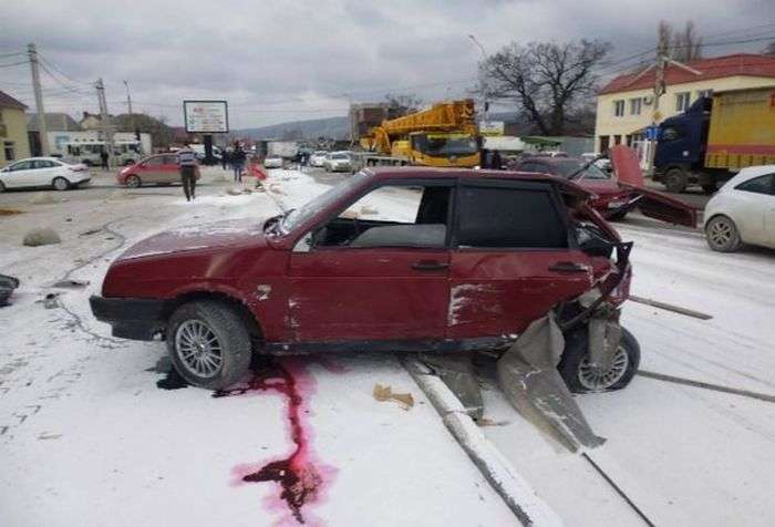 У ХМАО мародери вкрали деталі з автомобіля, що постраждав у ДТП (4 фото)