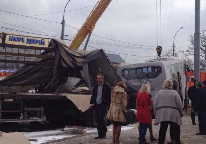 Під Новоросійськом в масовому ДТП зіткнулися 15 транспортних засобів (17 фото + відео)