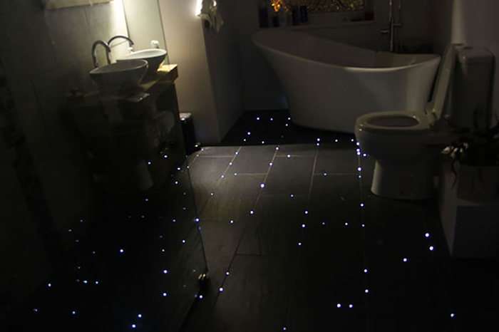 Нічне зоряне небо на підлозі ванної кімнати (5 фото)