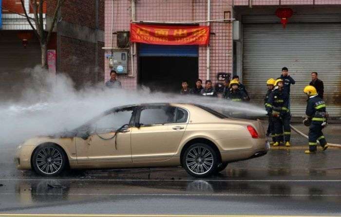 Китайські страховики відмовилися платити за згорілий Bentley (6 фото)