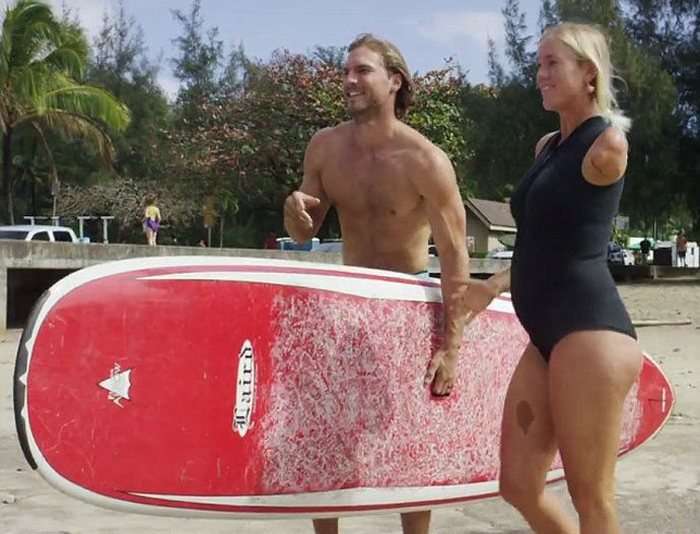 Стійка американка продовжує займатися серфінгом, незважаючи на інвалідність, вагітність (16 фото)