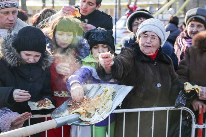 Як жителі Ставрополя їли млинці на Масляну (10 фото)