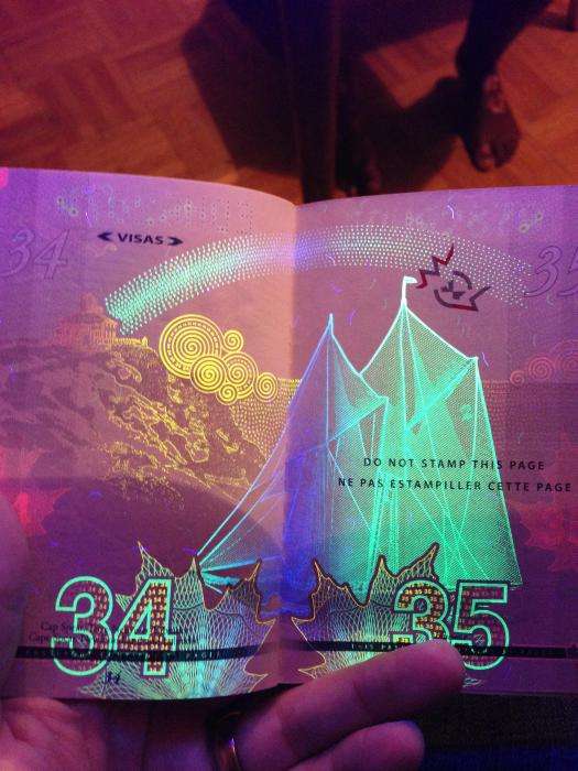 Новий паспорт громадянина Канади у світлі ультрафіолету (18 фото)
