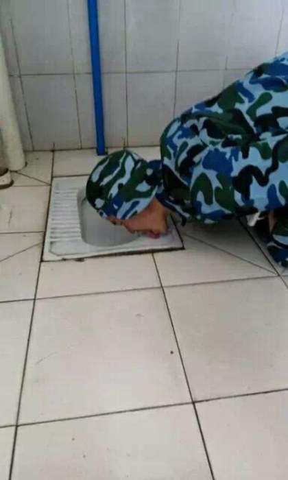 Китайський кадет, доводячи чистоту туалету, облизав підлогу і унітаз (5 фото)