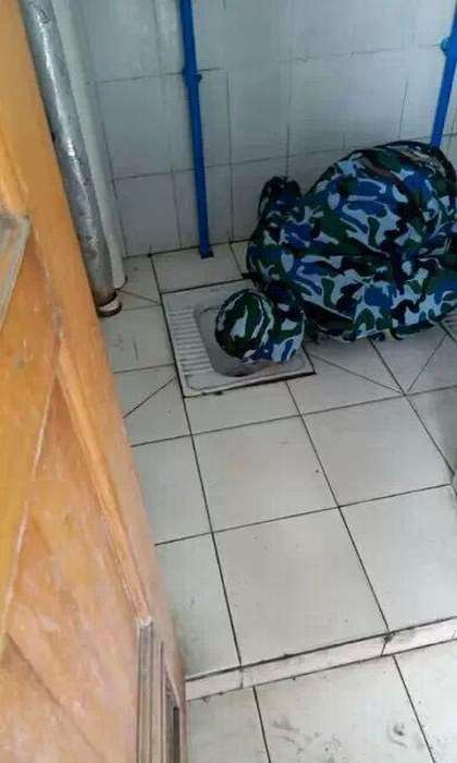 Китайський кадет, доводячи чистоту туалету, облизав підлогу і унітаз (5 фото)