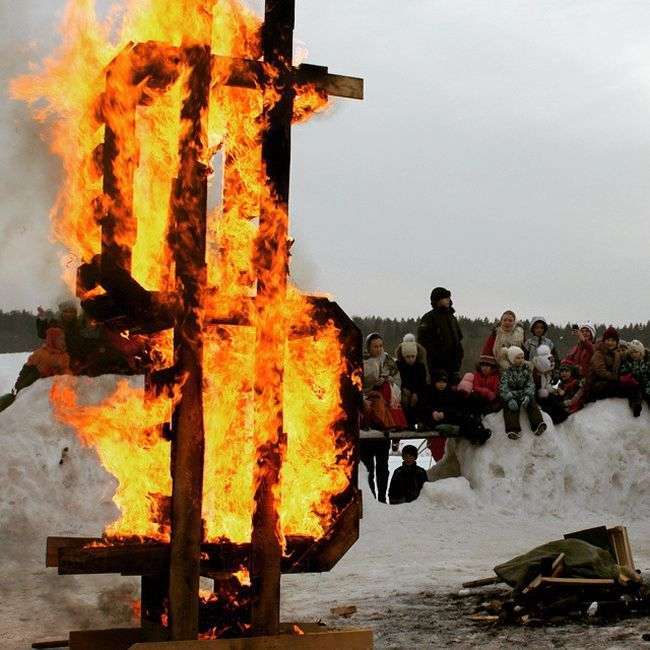 У садибі Мураново на Масляну спалили деревяний символ долара (6 фото)