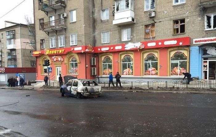 У Донецьку під обстрілом виявилася тролейбусна зупинка (34 фото + 2 відео)