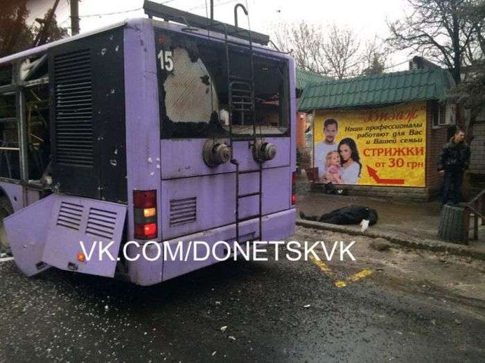 У Донецьку під обстрілом виявилася тролейбусна зупинка (34 фото + 2 відео)