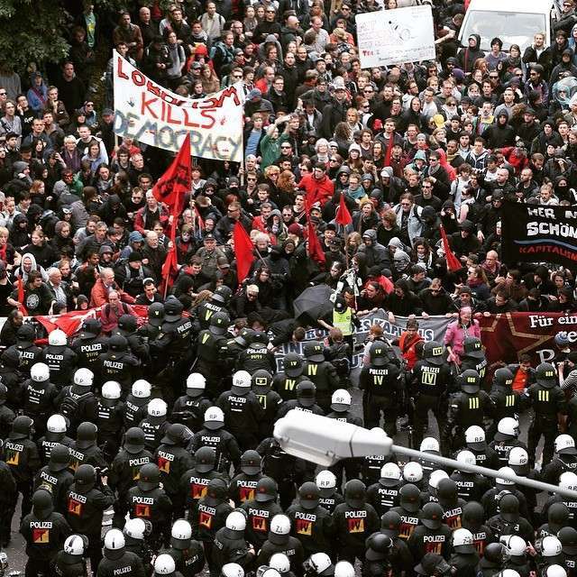 У Франкфурті-на-Майні відбулися сутички між поліцією і учасниками протестної акції (20 фото)