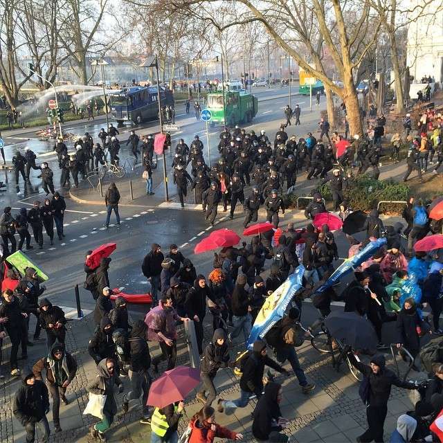 У Франкфурті-на-Майні відбулися сутички між поліцією і учасниками протестної акції (20 фото)