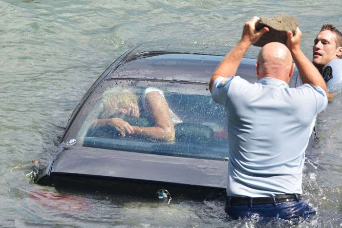 У Новій Зеландії поліцейські врятували жінку з потопаючого авто (7 фото)