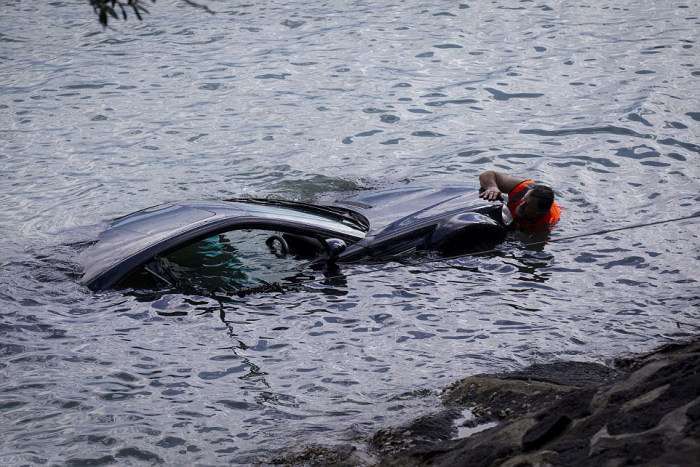 У Новій Зеландії поліцейські врятували жінку з потопаючого авто (7 фото)