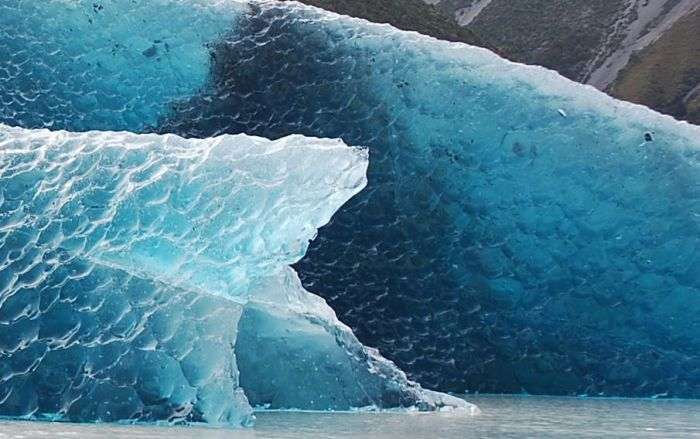 В Антарктиді виявили перевернутий айсберг (4 фото)