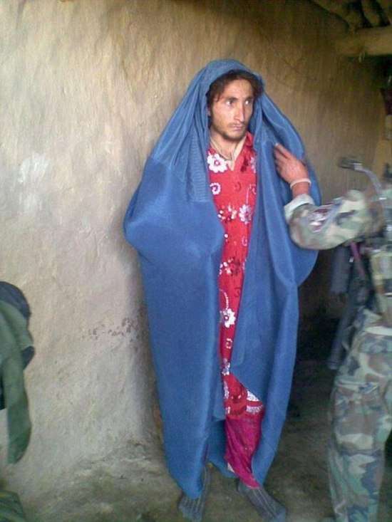 Терористи ИГИЛа в жіночих сукнях втекли з поля бою (3 фото)