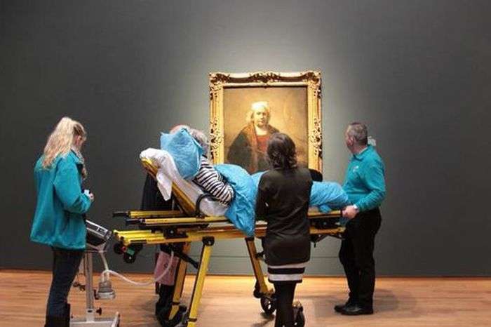В Амстердамі невиліковно хвора жінка в останній раз побачила свою улюблену картину (2 фото)