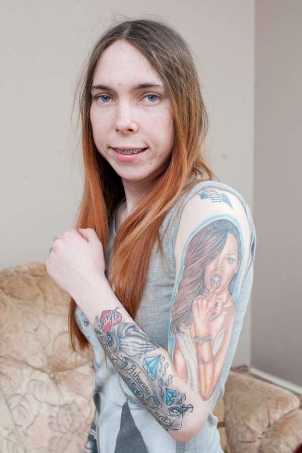 Прихильниця Ріанни покрила своє тіло тематичними татуюваннями (5 фото)