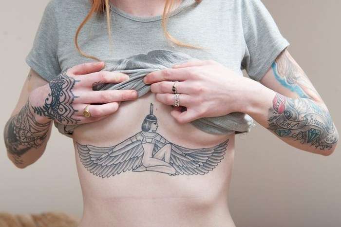 Прихильниця Ріанни покрила своє тіло тематичними татуюваннями (5 фото)