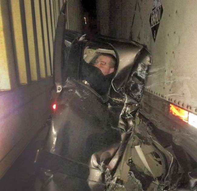 Везучий водій дивом вижив у страшному ДТП (10 фото)
