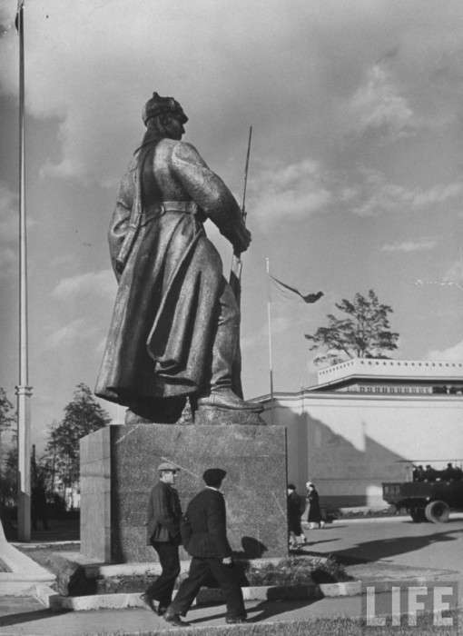Фотографії Москви 1941 року в американській книзі «Знімаючи російську війну» (51 фото)