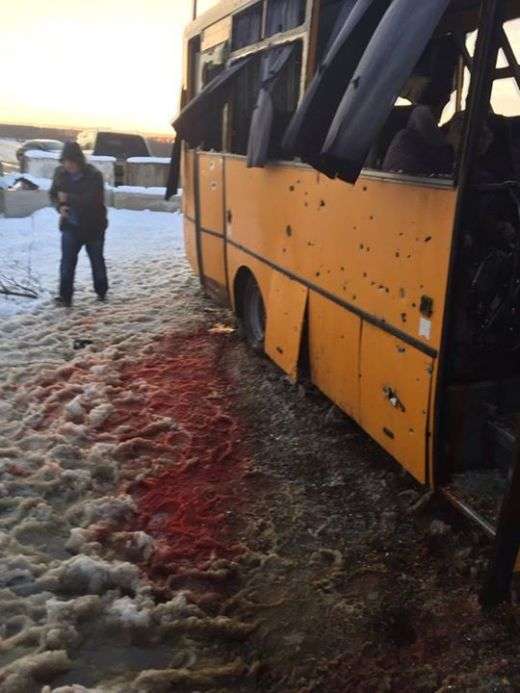 У Донецькій області під обстріл потрапив автобус з пасажирами (10 фото + відео)