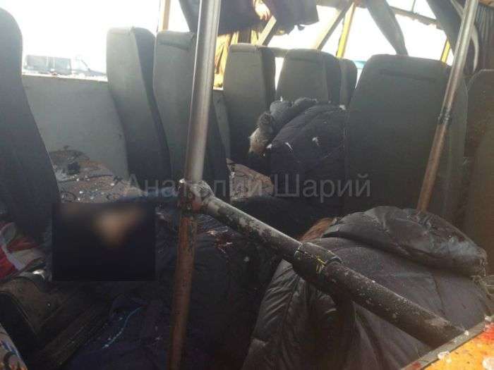 У Донецькій області під обстріл потрапив автобус з пасажирами (10 фото + відео)