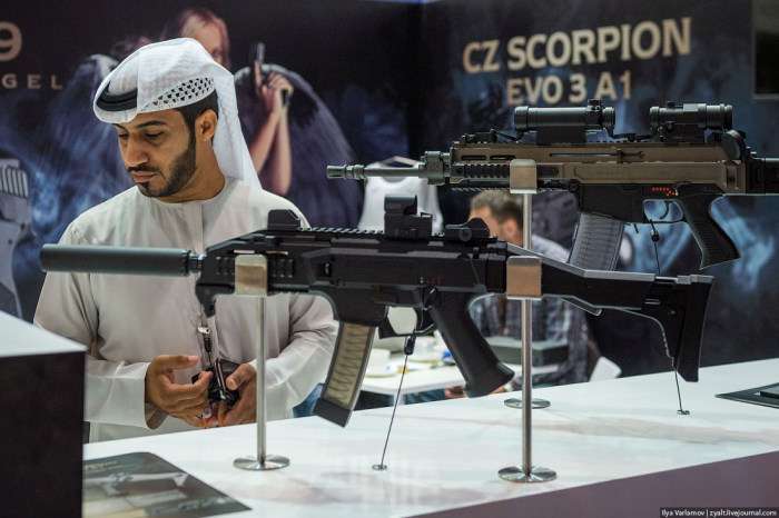 Фоторепортаж з виставки зброї International Defence Exhibition в Абу-Дабі (64 фото)