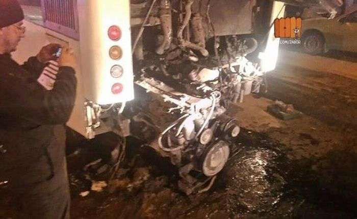 У Ростові-на-Дону з міського автобуса вивалився і загорівся мотор (5 фото)