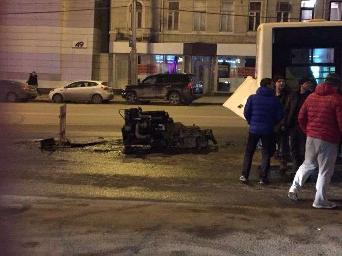 У Ростові-на-Дону з міського автобуса вивалився і загорівся мотор (5 фото)