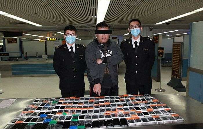 У Китаї затримано контрабандиста, який намагався провезти 146 смартфонів, примотанных до свого тіла (3 фото)