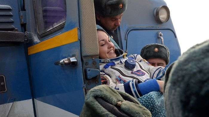 У казахстанському степу приземлилися космонавти МКС (5 фото)