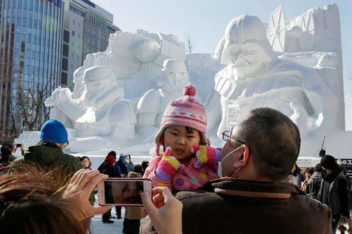 Снігова скульптура для фанатів Зоряних воєн (12 фото)