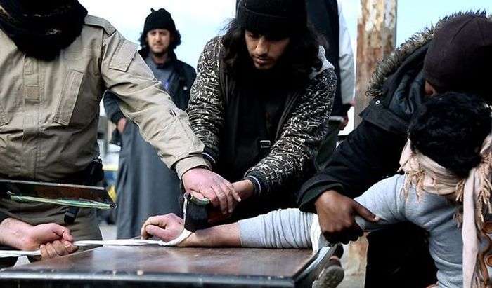 В «Ісламському державі» злодієві привселюдно відрубали руку (5 фото)