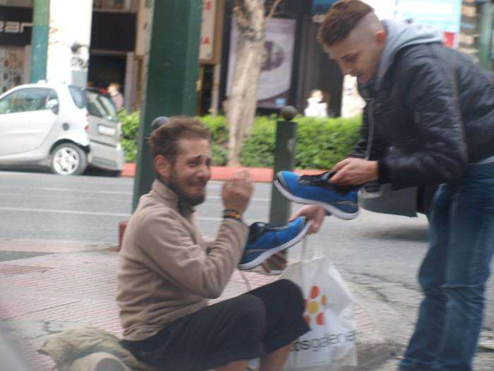 Допомога бездомному чоловікові (4 фото)
