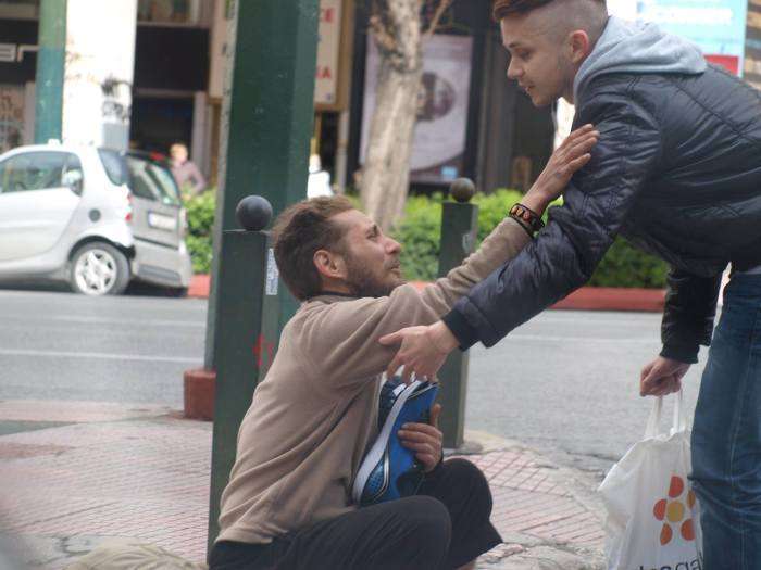 Допомога бездомному чоловікові (4 фото)