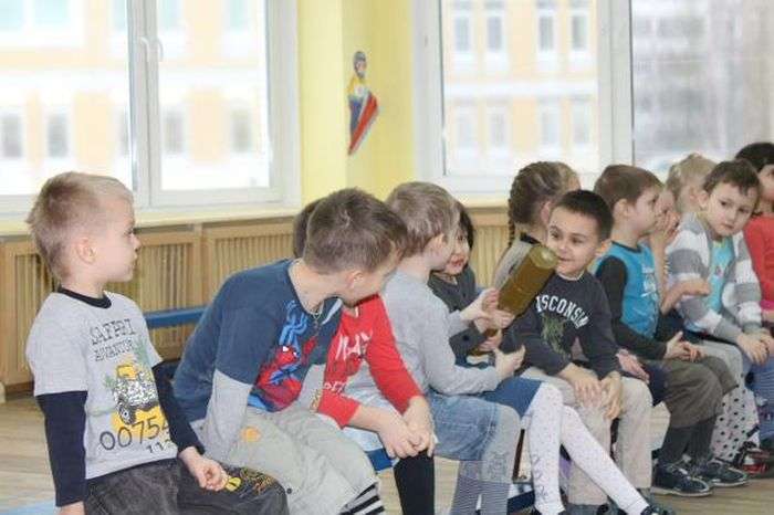 У дитячому саду Санкт-Петербурга дітей вчать навичкам поводження зі зброєю (4 фото)