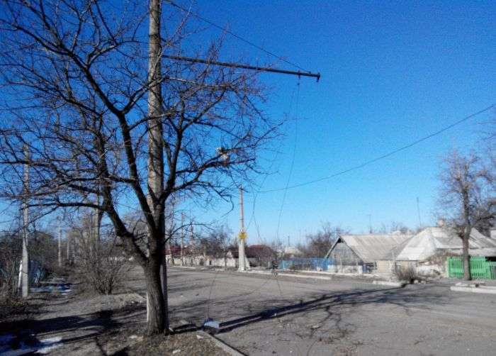 Житель Донбасу оцінює збиток (34 фото)