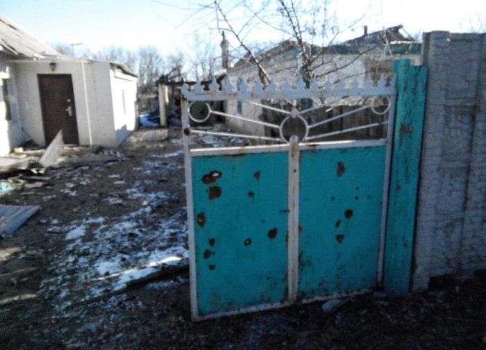 Житель Донбасу оцінює збиток (34 фото)