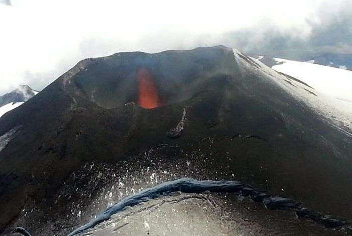 У Чилі почав вивергатися вулкан Вільярріка (15 фото)