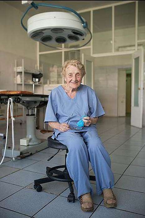 87-річний хірург Алла Левушкина проводить понад 100 операцій щорічно (11 фото)