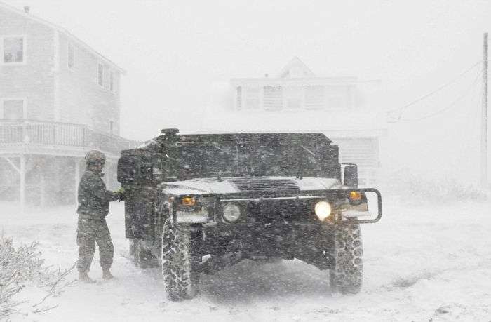 У Новій Англії, США, усувають наслідки сильної сніжної бурі (24 фото)