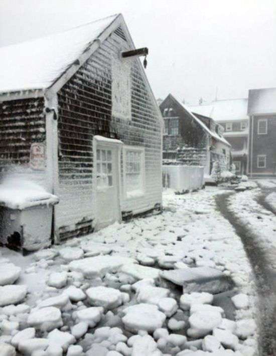 У Новій Англії, США, усувають наслідки сильної сніжної бурі (24 фото)