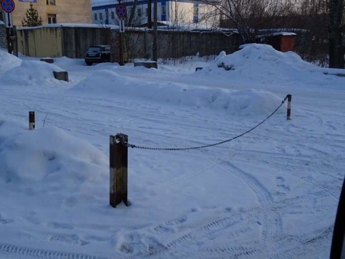 У Свердловській області відбувається захоплення місць на дворових парковках (12 фото)