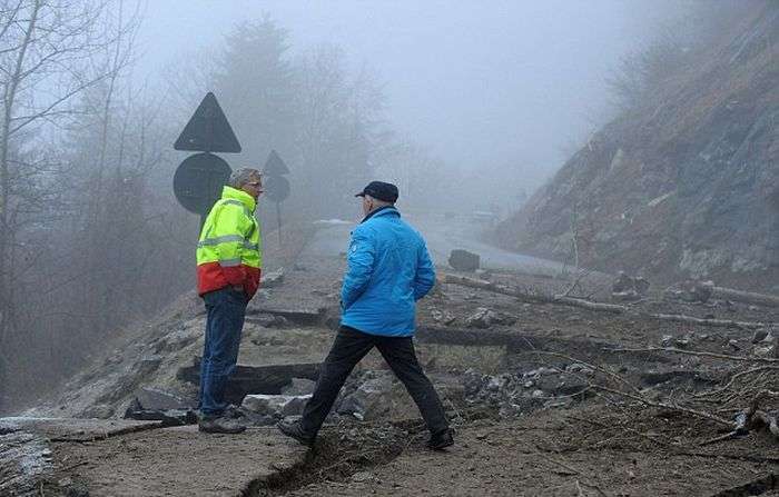 50-тонний валун перегородив дорогу в горах Франції (5 фото)