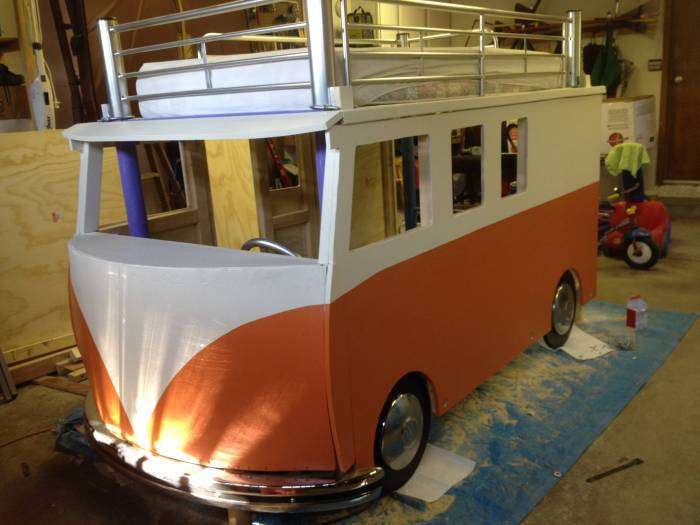 Саморобна двоярусне дитяче ліжко у вигляді фургона Volkswagen Type 2 (26 фото)