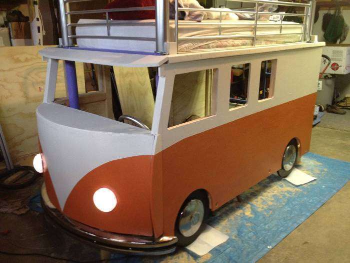 Саморобна двоярусне дитяче ліжко у вигляді фургона Volkswagen Type 2 (26 фото)