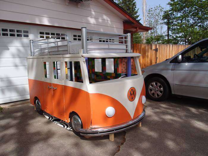 Саморобна двоярусне дитяче ліжко у вигляді фургона Volkswagen Type 2 (26 фото)