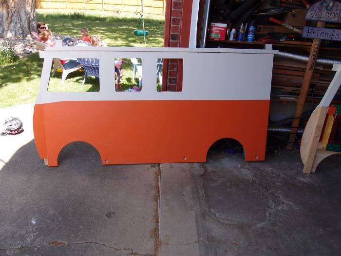 Саморобна двоярусне дитяче ліжко у вигляді фургона Volkswagen Type 2 (26 фото)